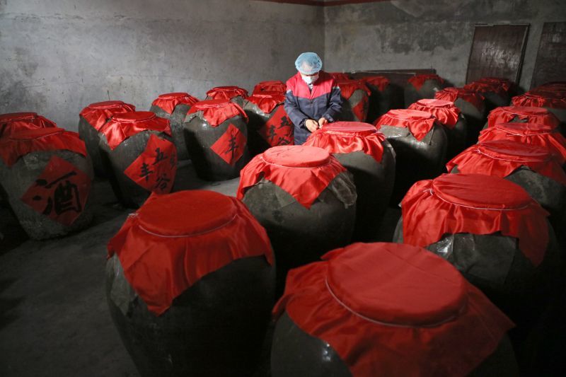 2024年11月23日，“袁州南庙老酒酿造技艺”市级非遗传承人彭庆华正在酒库查看南庙老酒封存情况。