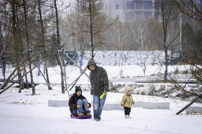 市民在雪中玩耍。