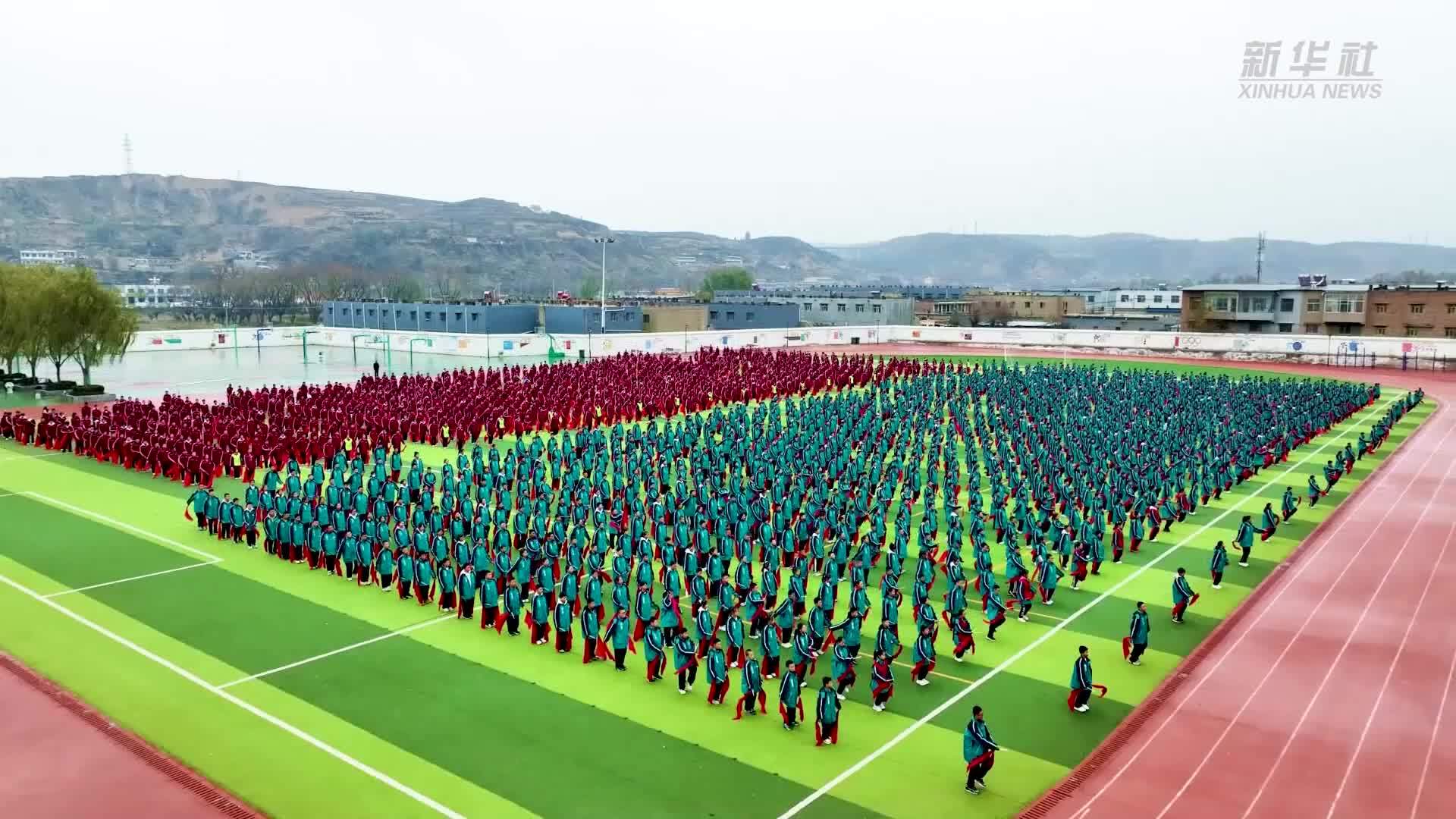 超燃！ 陕西横山2400名学生齐跳老腰鼓操