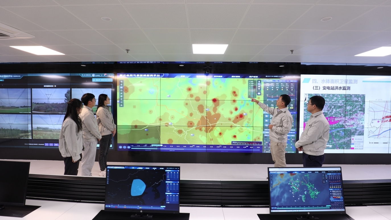 团队利用平台查看冀北电网区域风速分布 （作者：滑雪娇）
