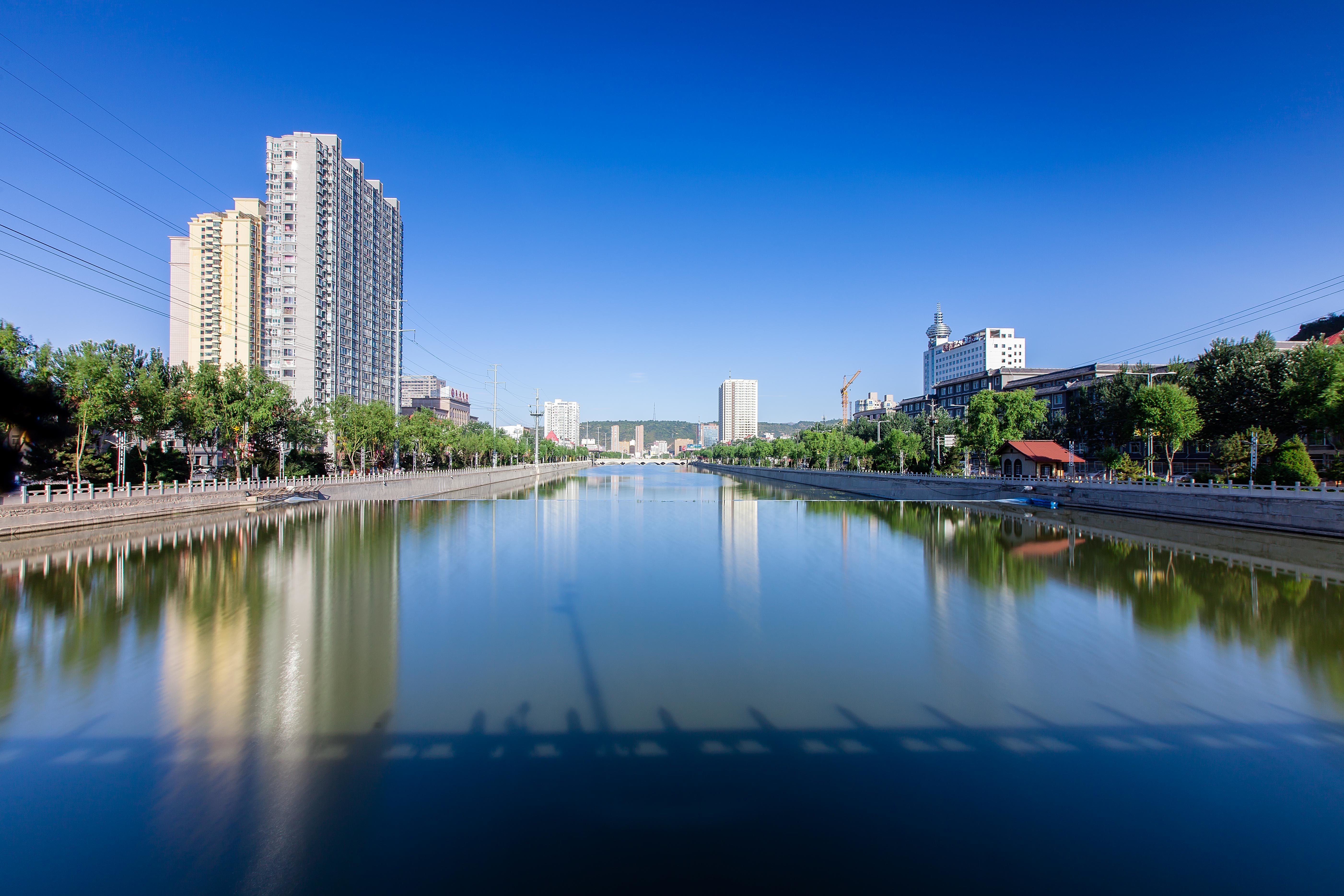 蓝天碧水的吕梁市区。冯帅 摄