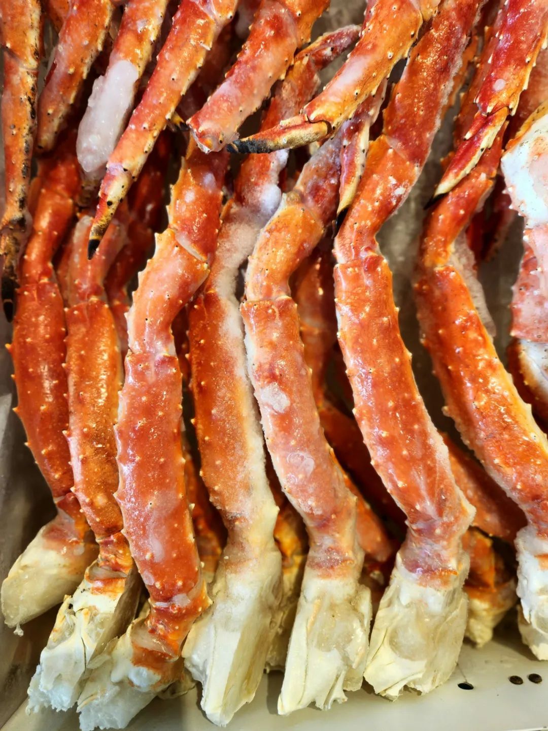 △橙红色的蟹腿总能勾起食欲。(图/unsplash)