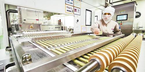 日前，在唇动食品股份有限公司车间，工人正在生产线上工作。 本报记者 戴绍志摄