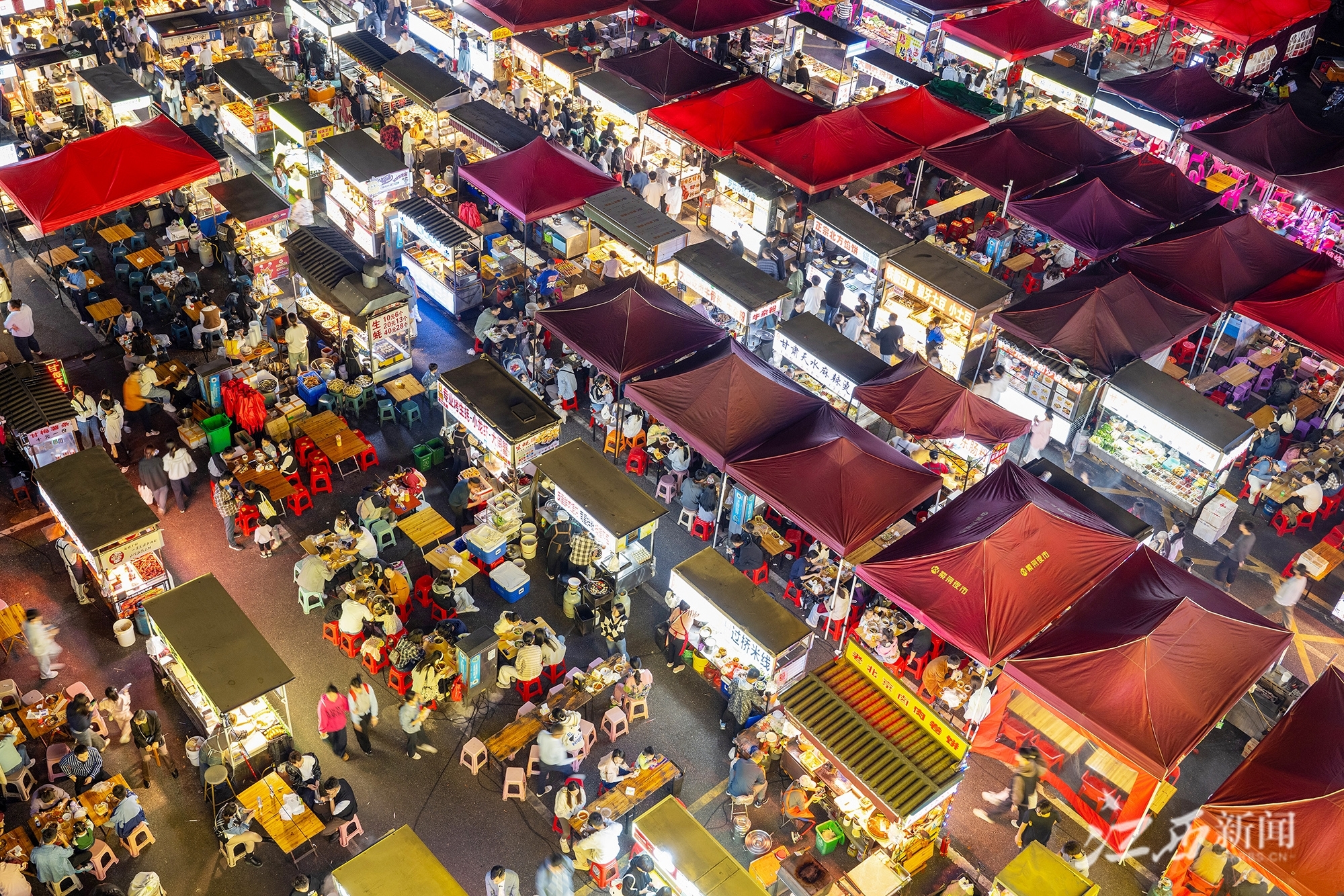 ▲11月16日，南昌经开区紫荆夜市人头攒动，浓浓的城市烟火气扑面而来。