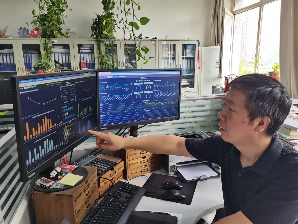 唐山公司数字化部专责查看居民电压质量智能感知场景 作者：张玥玥