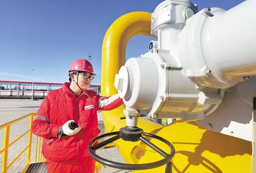 11月26日，南堡1号储气库集注站工作人员开启采气出站总阀门。本报记者 王育民摄