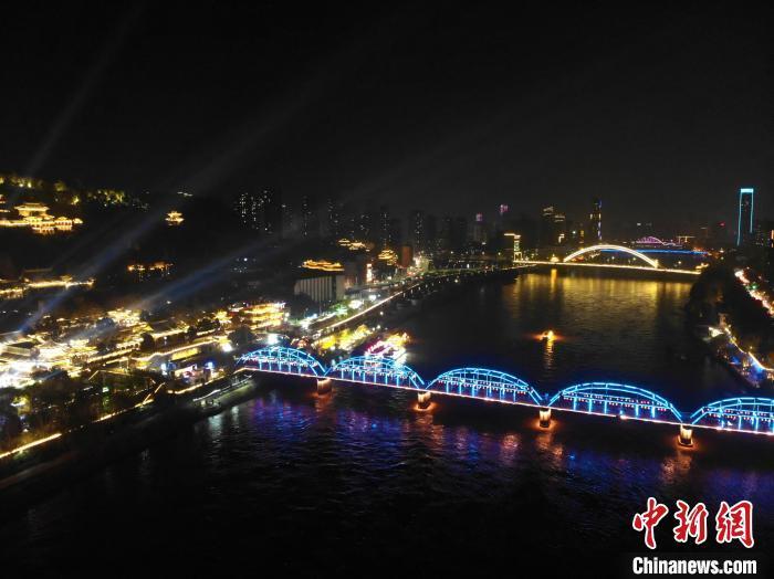11月22日,航拍甘肃省兰州市黄河两岸夜景。中新社记者 李亚龙 摄