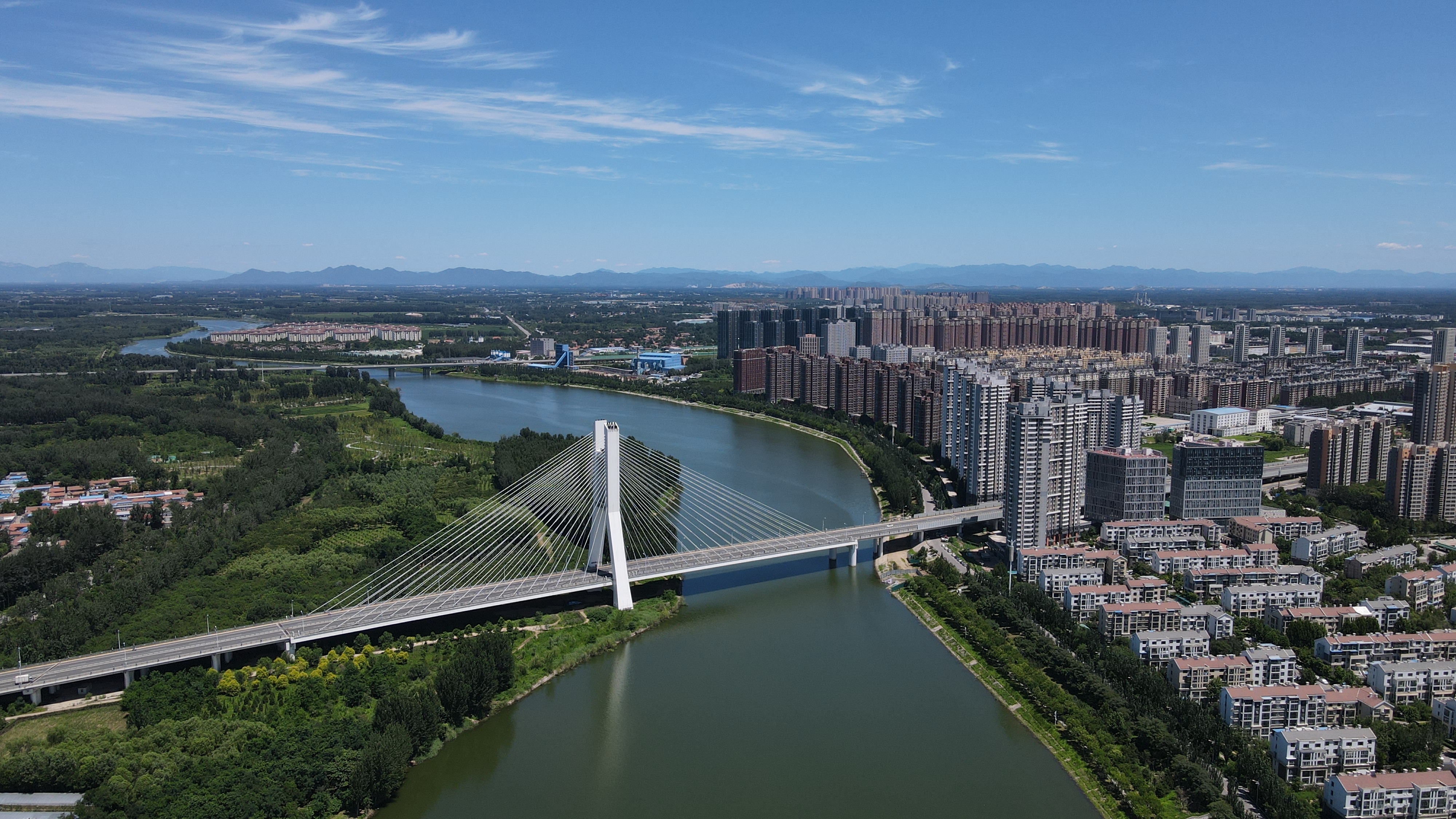 图为燕潮大桥横跨潮白河