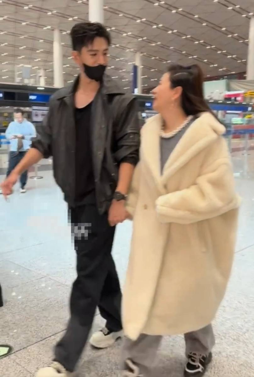 经超和李琳的目光中流露出浓厚的情感。
