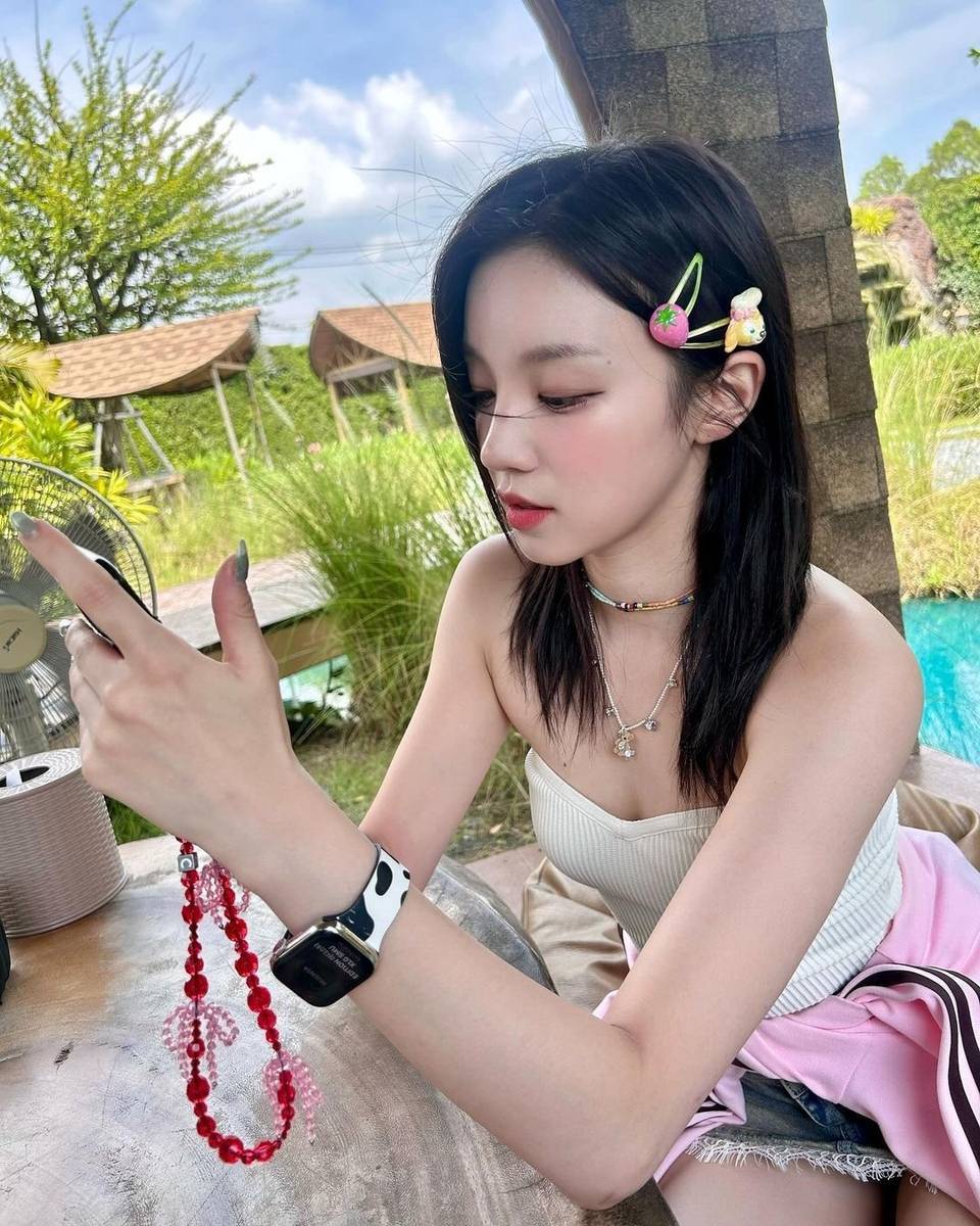 宋雨琦身着白色抹胸上衣搭配牛仔短裙亮相，展现了她曼妙的身材线条。