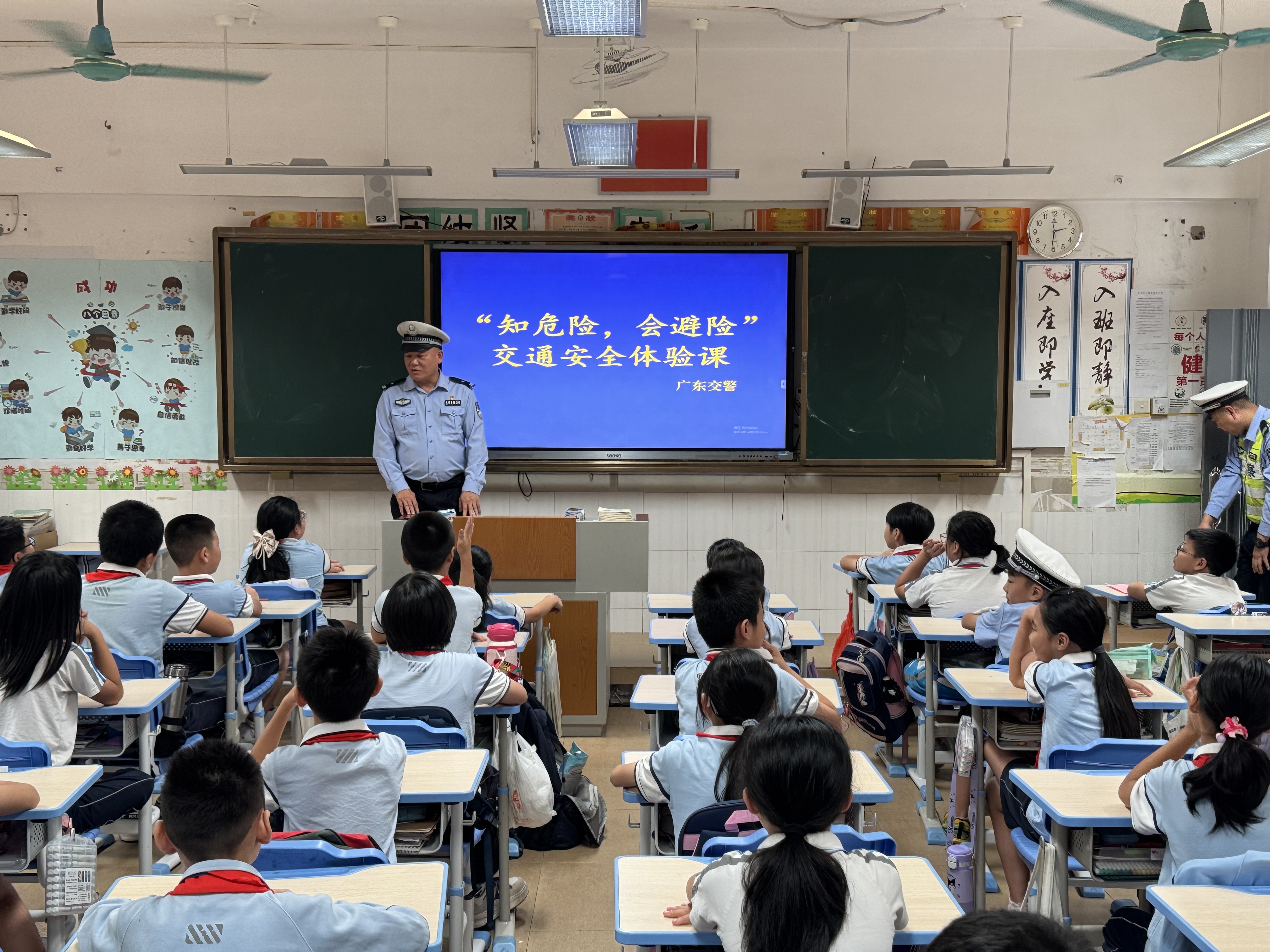 东莞交警石碣大队联合少年交警队开展“知危险,会避险”交通安全体验课进校园活动