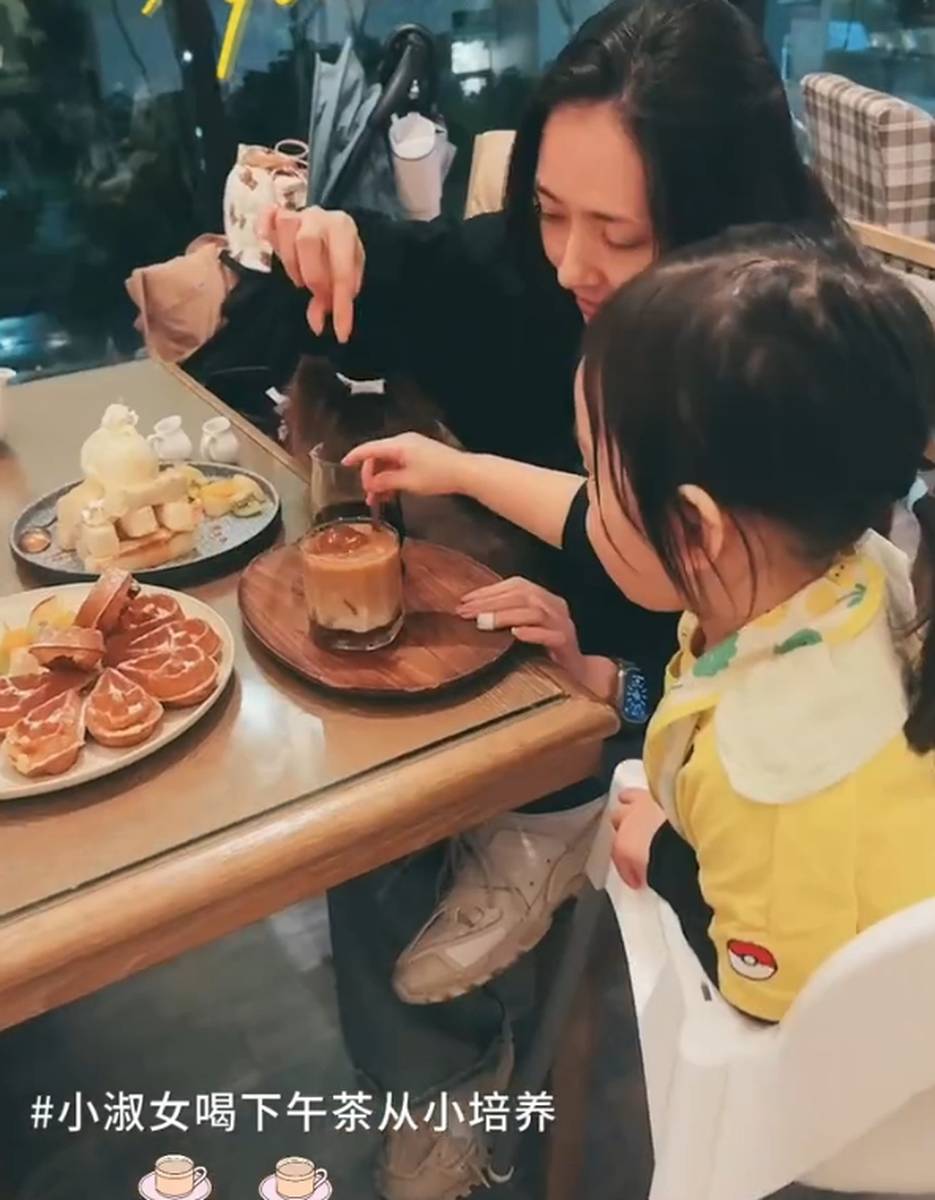 郭碧婷与女儿的合影显得格外温馨。
