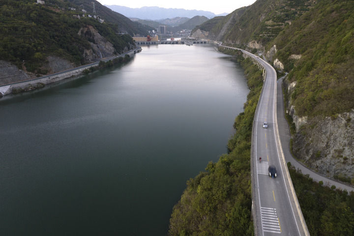 汉江安康市旬阳市境内的景色(10月22日摄)。本组图片均由新华每日电讯记者 邵瑞 摄