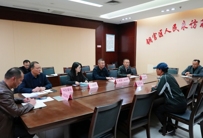 图为铜官区委领导接待信访群众。朱紫芸摄