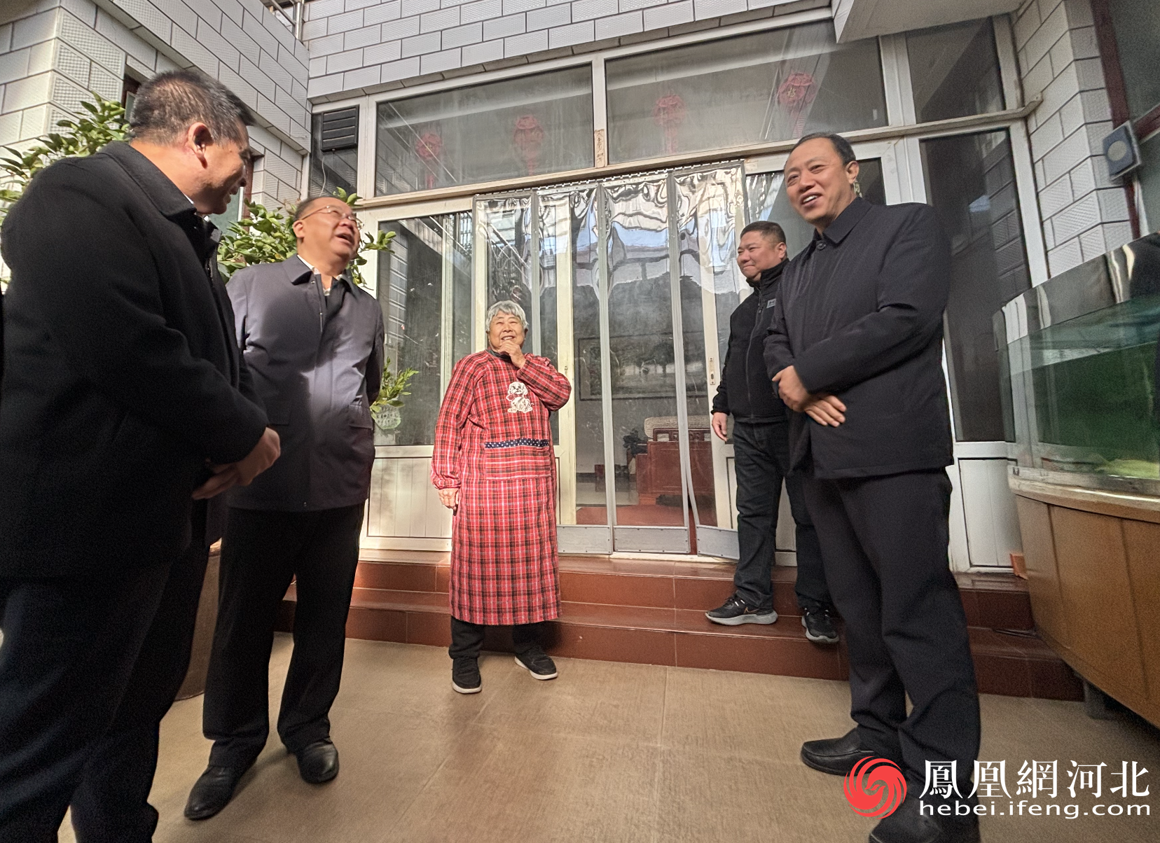 11月26日,石家庄市政协副主席张军卫带领部分市政协常委、委员调研视察全市农村人居环境整治提升工作开展情况。图为调研一行在鹿泉区羊角庄村农户家中走访。