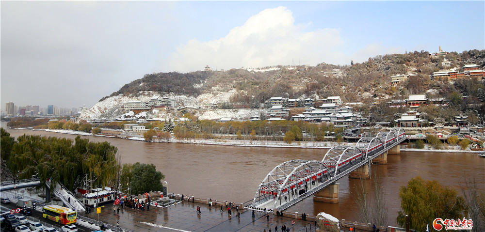 雪过天晴。蓝天白云下，葱郁的树木、泛黄的河水、火红的灯笼、皑皑的白雪、银装素裹的古建，使得中山桥景色更加怡人，不少旅行团纷纷赶来打卡留影。