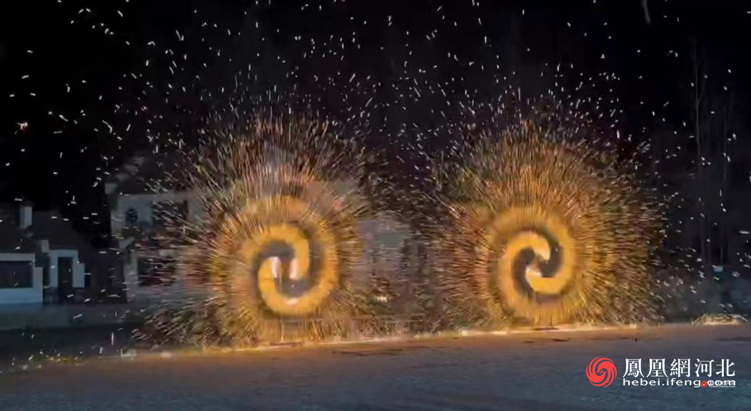 国潮文化节打铁花现场 蔡柠摄