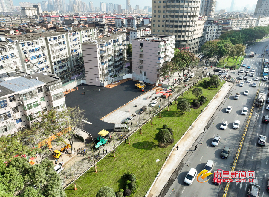 沥青摊铺施工现场