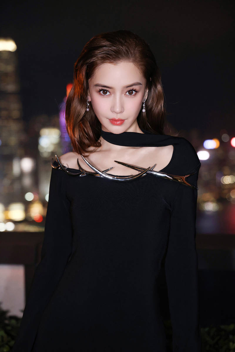 杨颖以简约风格演绎时尚风采。
