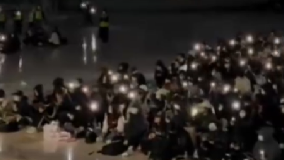 韩国同德女子大学学生抗议，反对转变为男女同校