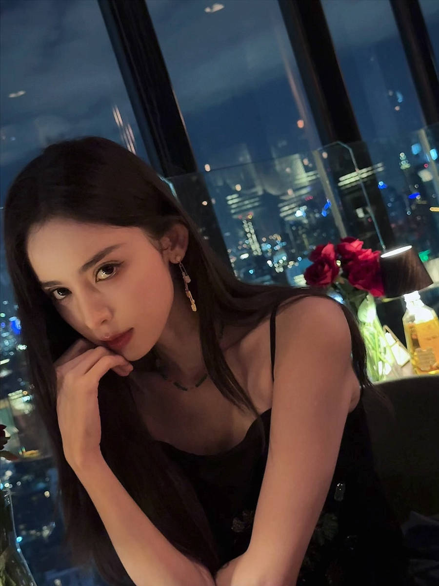 娜扎轻托下颚。