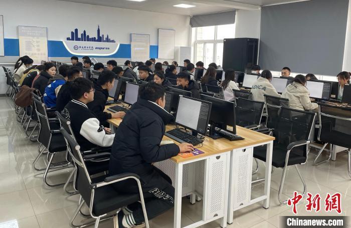 济南职业学院计算机学院的学生们在机房内上课。受访者供图