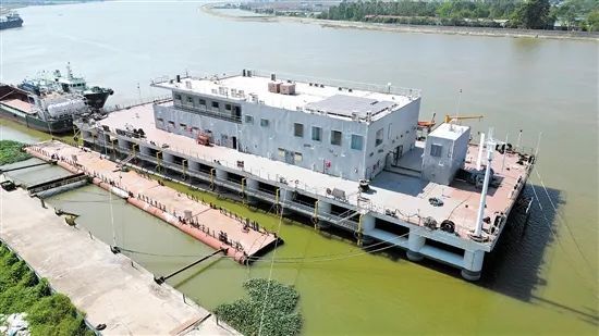 海斯比在江门建造的移动浮岛“圆周号”平面面积达2250平方米 皇智尧 摄