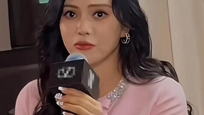 56岁伊能静一袭粉裙，被夸满是青春气息，网友却说：一股老人味封面图