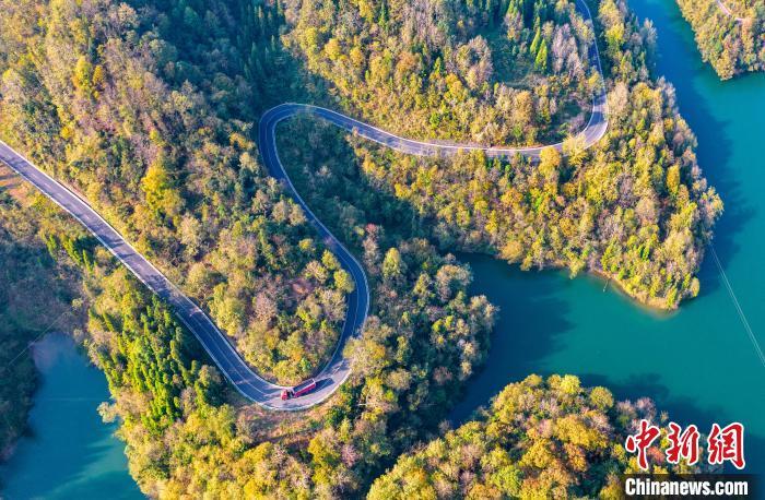 贵州百里杜鹃：初冬公路景如画