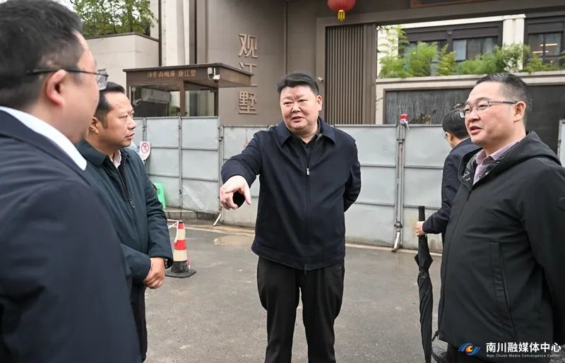 向业顺在东城街道北郊社区南樾府小区调研督导雨污管网改造情况。