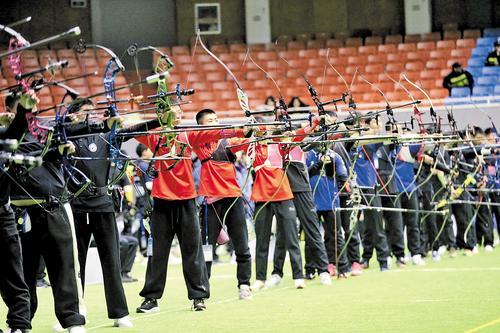 11月21日，选手在2024年河北省青少年射箭锦标赛（室内）暨2024年“选星计划”河北省射箭城市冠军赛总决赛上。 本报记者 王伟宏摄