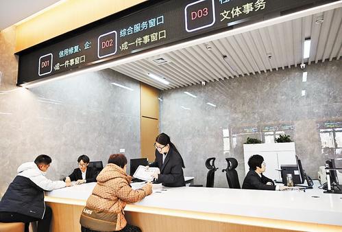11月20日，在宁晋县政务服务中心，“高效办成一件事”窗口的工作人员正为企业办理信用修复业务。本报记者 赵永辉摄