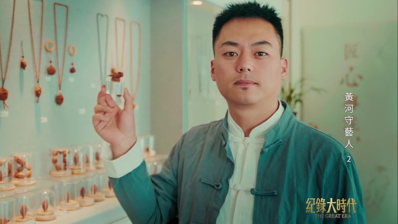 巧夺天工！小小桃核通过千刀万刻，创造出高华林别样的核雕人生