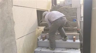 信江新区东升公元尚城·源墅小区内,装修工人在休息时间段施工。