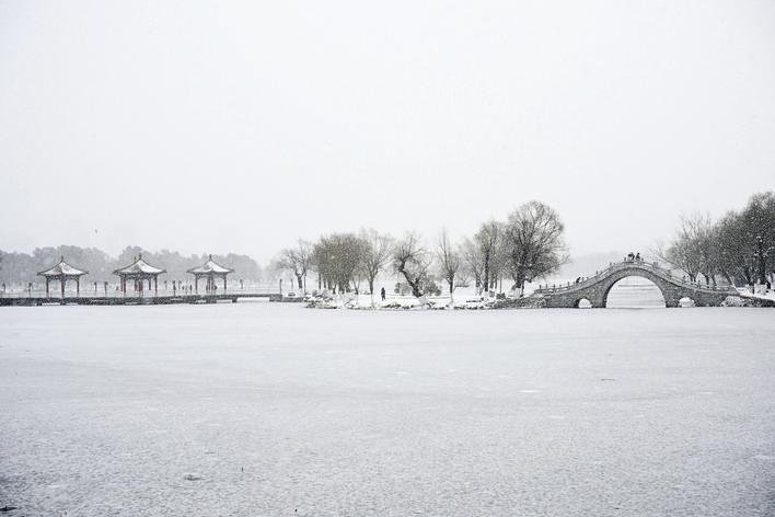 南湖公园的雪景仿佛一幅水墨画。