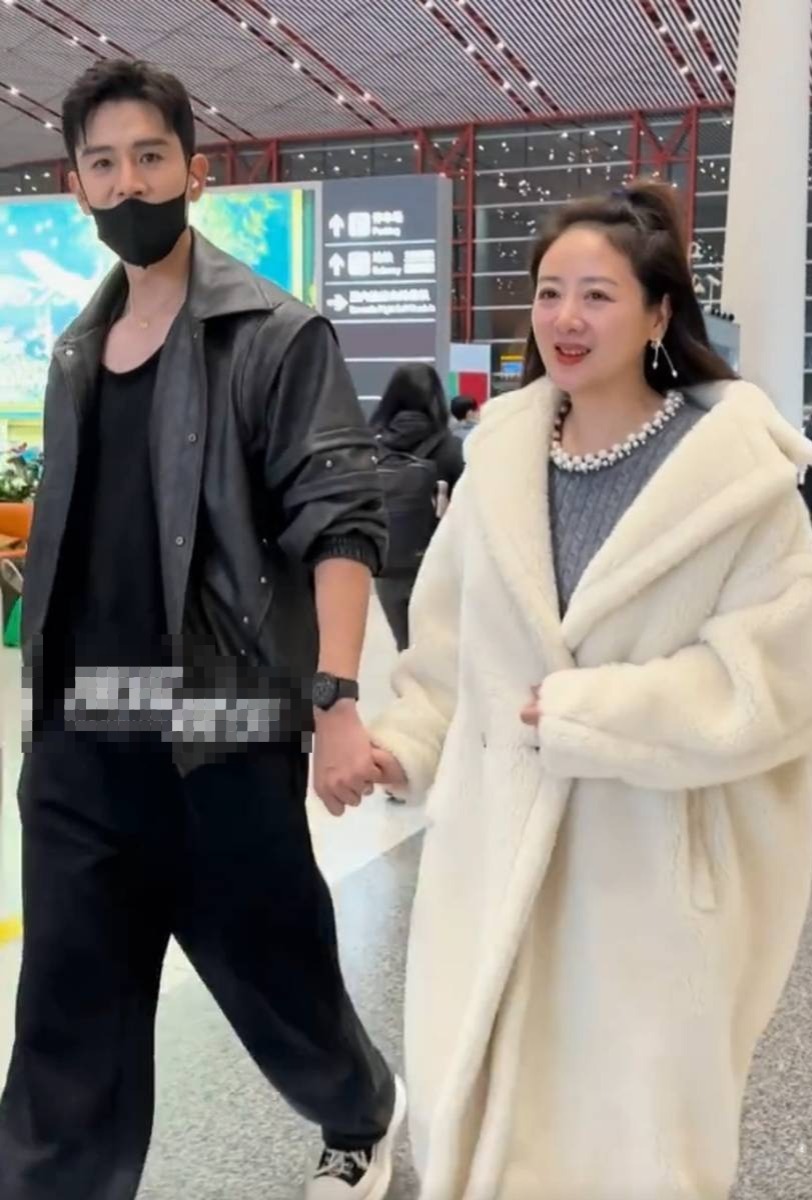 经超与李琳的手全程紧紧相扣。
