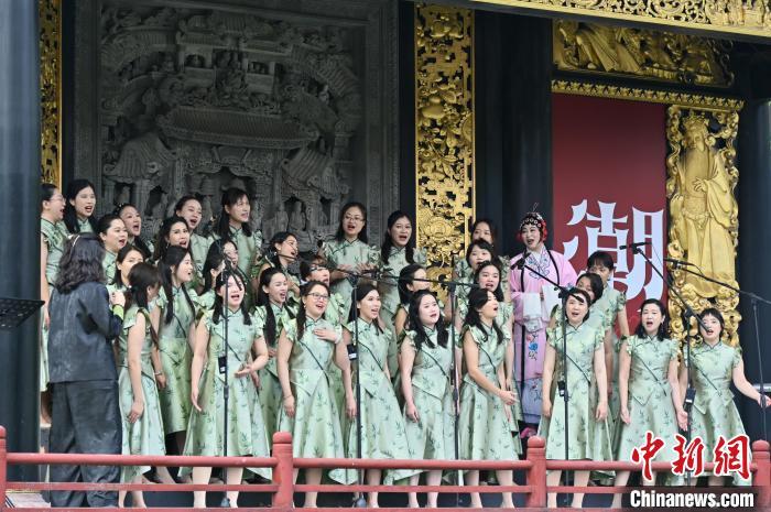 “歌咏粤声”骑楼下的粤语民谣在穗上演