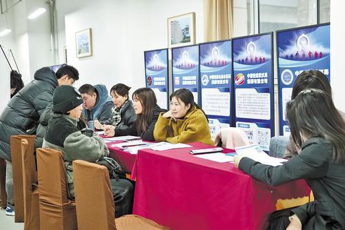 11月27日，石家庄铁道大学就业超市正在举办招聘活动。 石家庄铁道大学供图