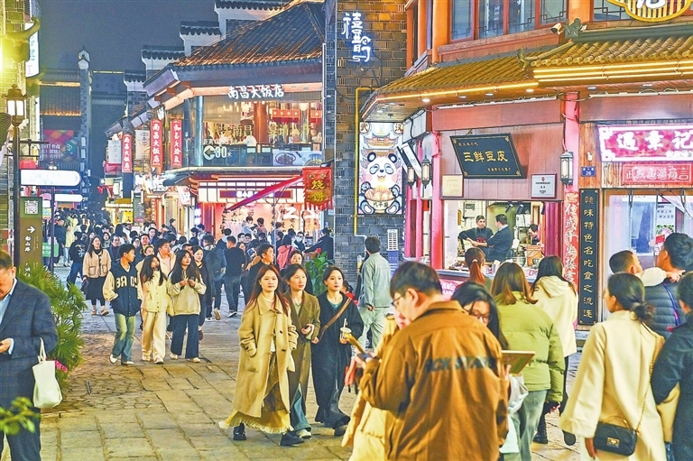 作为南昌文旅的“顶流”景区，万寿宫成了游客夜间旅游必去的目的地。