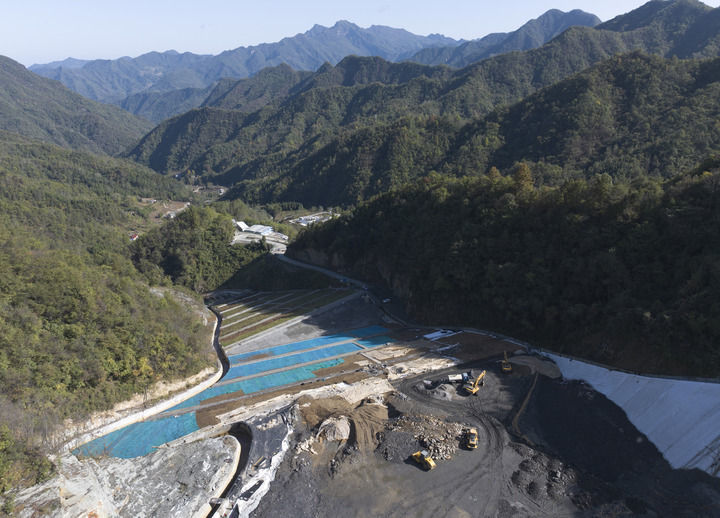 安康市白河县卡子镇桂花村运行、复绿中的废石贮存场(2024年10月22日摄)。