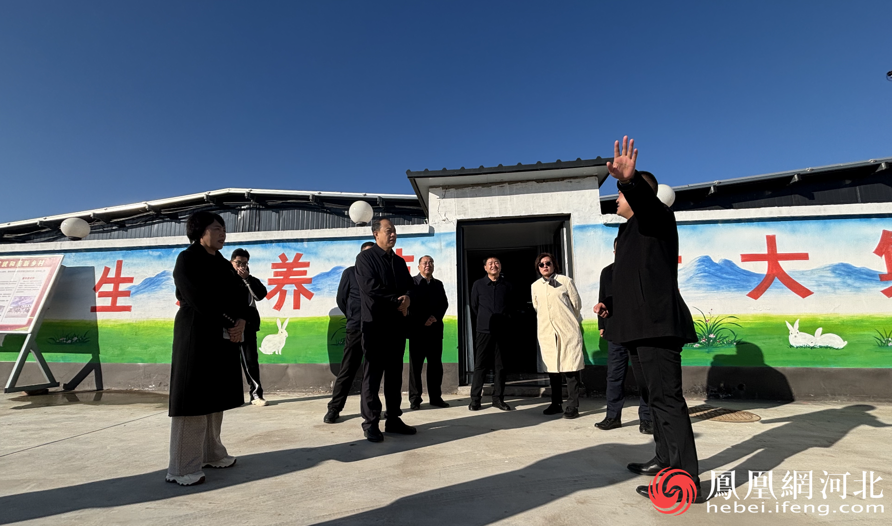 11月26日,石家庄市政协部分常委、委员调研视察全市农村人居环境整治提升工作开展情况,图为调研一行走访元氏县来厢村。