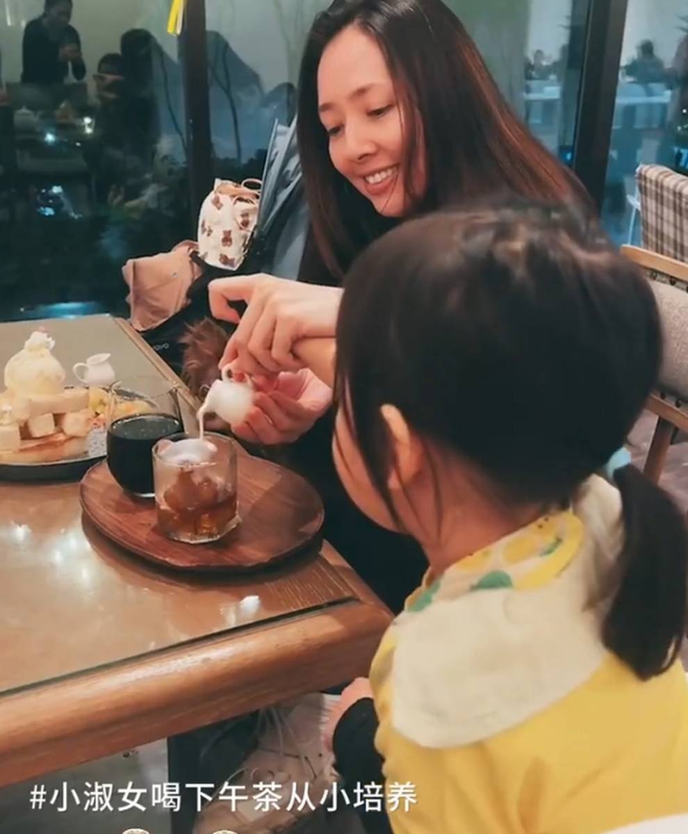 郭碧婷和女儿体验下午茶时光。
