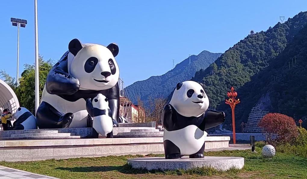 佛坪县街头的大熊猫雕塑。（吴彦峰 摄）