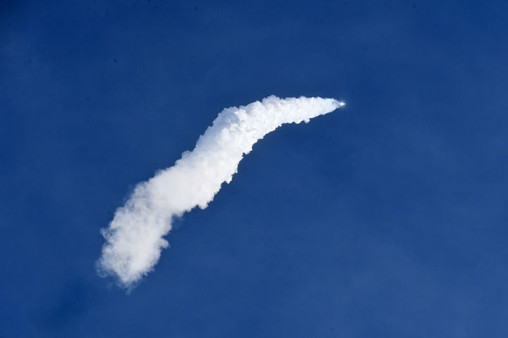 ↑11月27日10时00分，朱雀二号改进型遥一运载火箭在东风商业航天创新试验区发射升空，将搭载的光传01、02试验星顺利送入预定轨道，飞行试验任务获得圆满成功。新华社发（汪江波　摄）