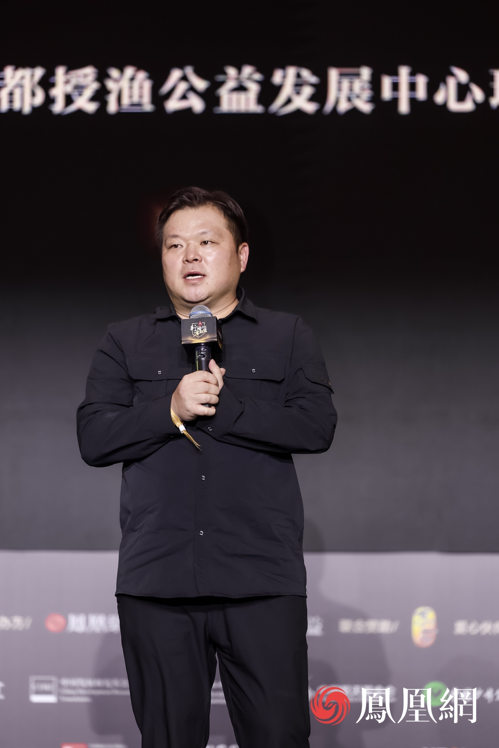 图：成都授渔公益发展中心理事长王海波获得年度十大公益人物