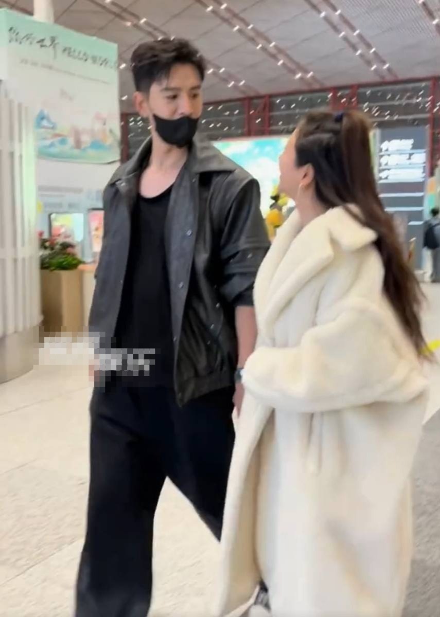 经超和李琳对视，二人目光深情。
