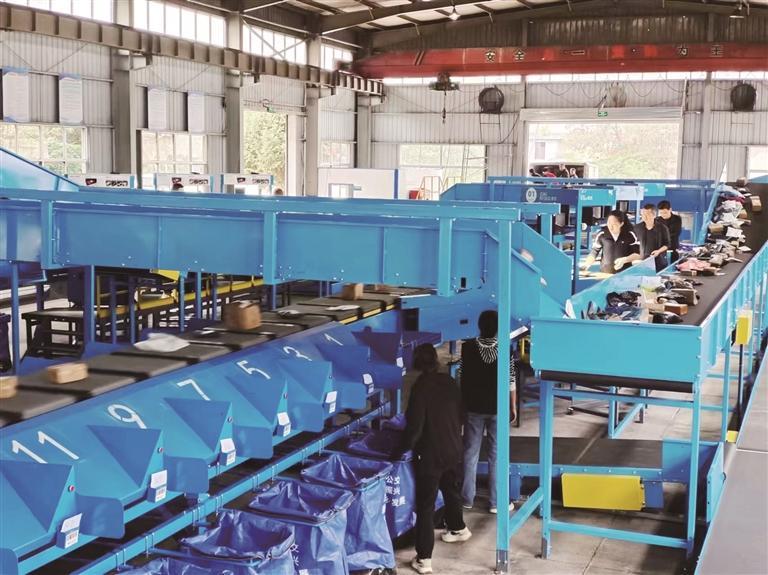 皋兰县上线的全自动环线分拣设备正在分拣快递