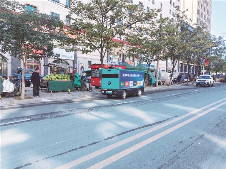 皋兰县第一辆无人快递车行驶在路上