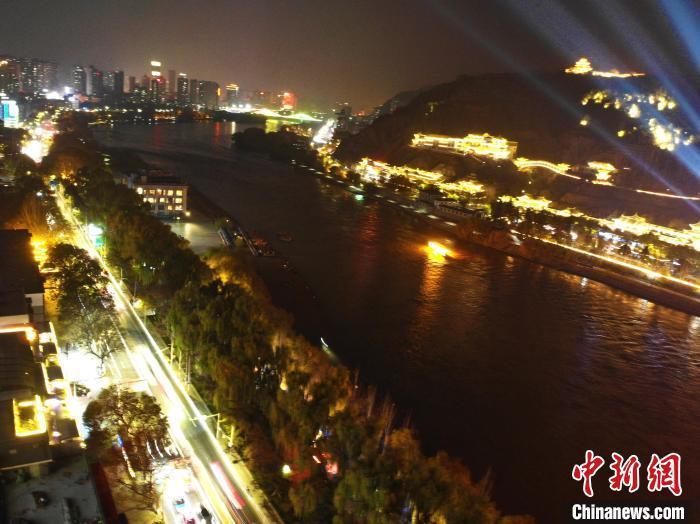 11月22日,航拍甘肃省兰州市黄河两岸夜景。中新社记者 李亚龙 摄