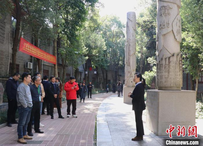 讲解员正在向游客介绍客家历史。 熊锦阳 摄